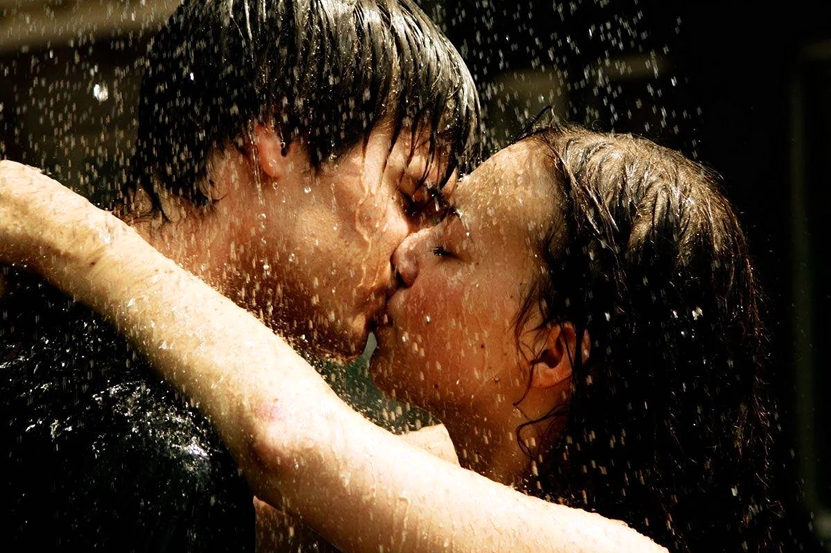 Влюбленные целуются под дождем. Красивая картинка