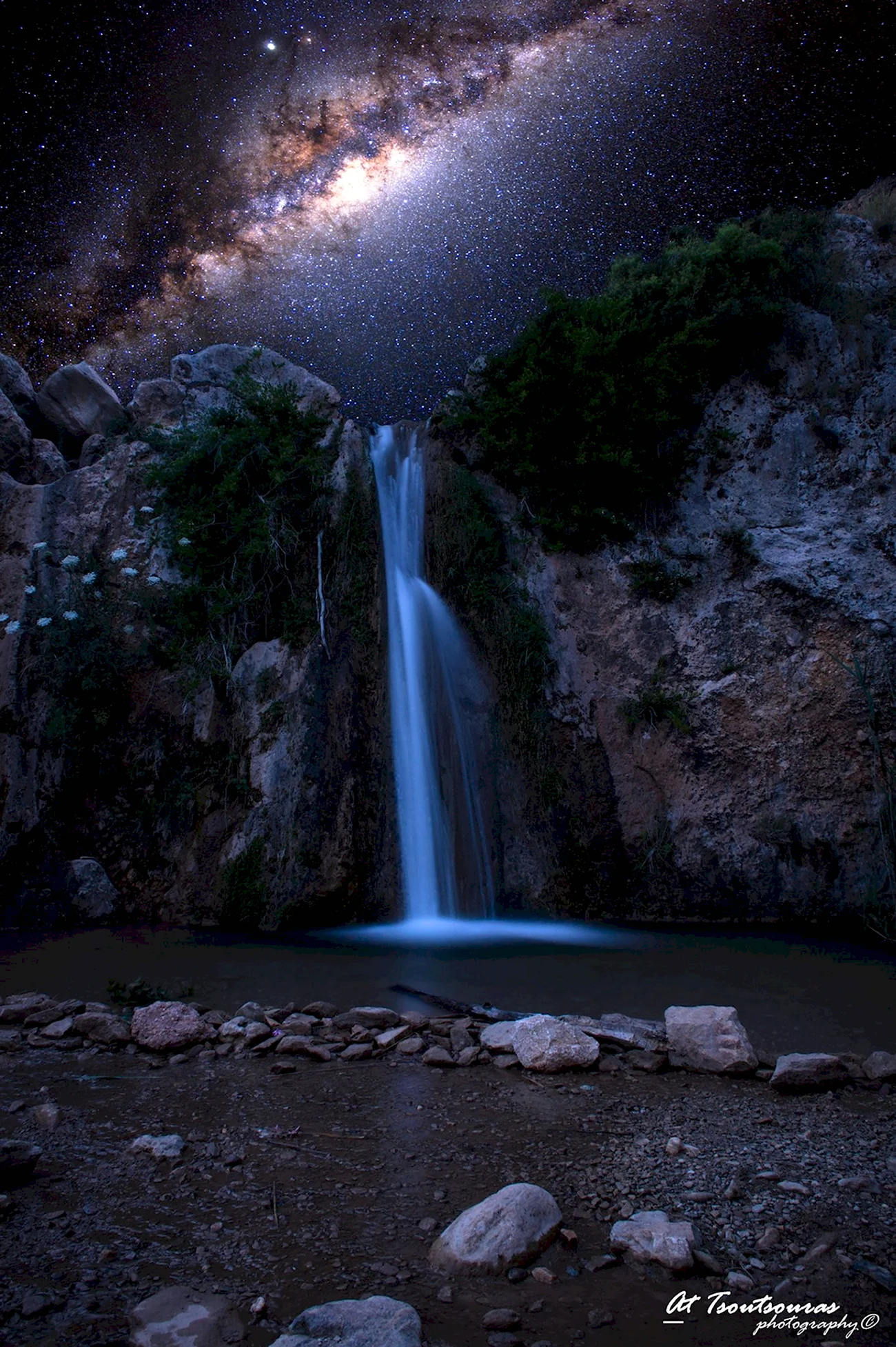 Водопад ночью. Красивая картинка