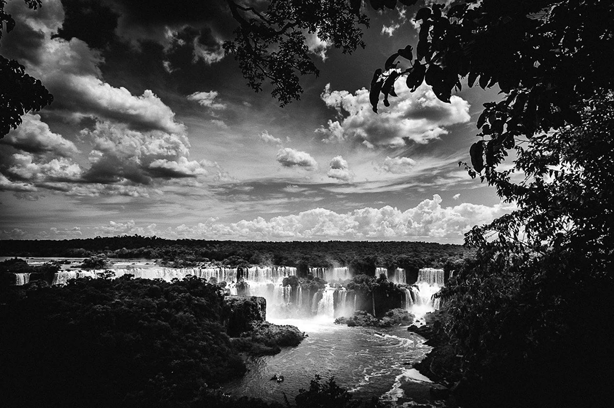 Водопады Игуасу черно-белое. Красивая картинка