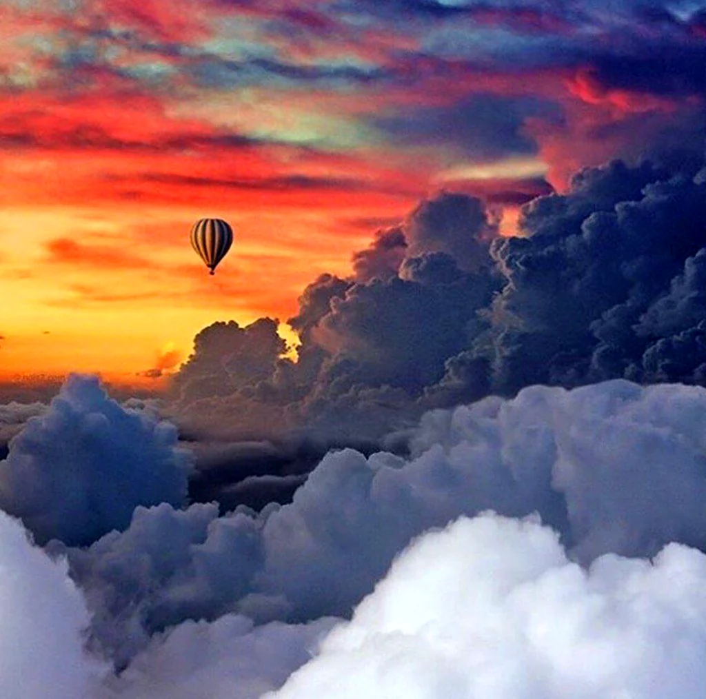 Воздушный шар в небе. Красивая картинка