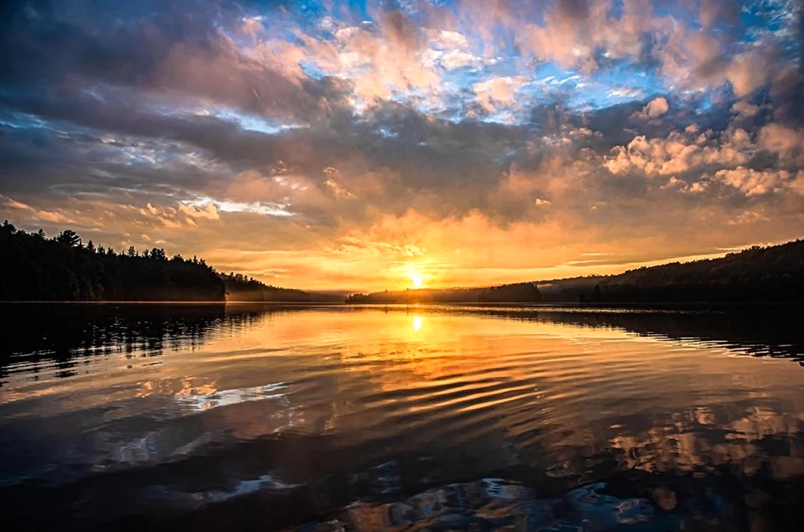 Закат на озере. Красивая картинка