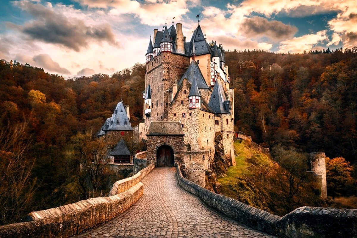 Замок Бург Эльц Германия. Картинка