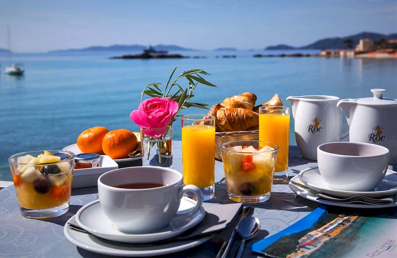 Завтрак с видом на море. Красивая картинка