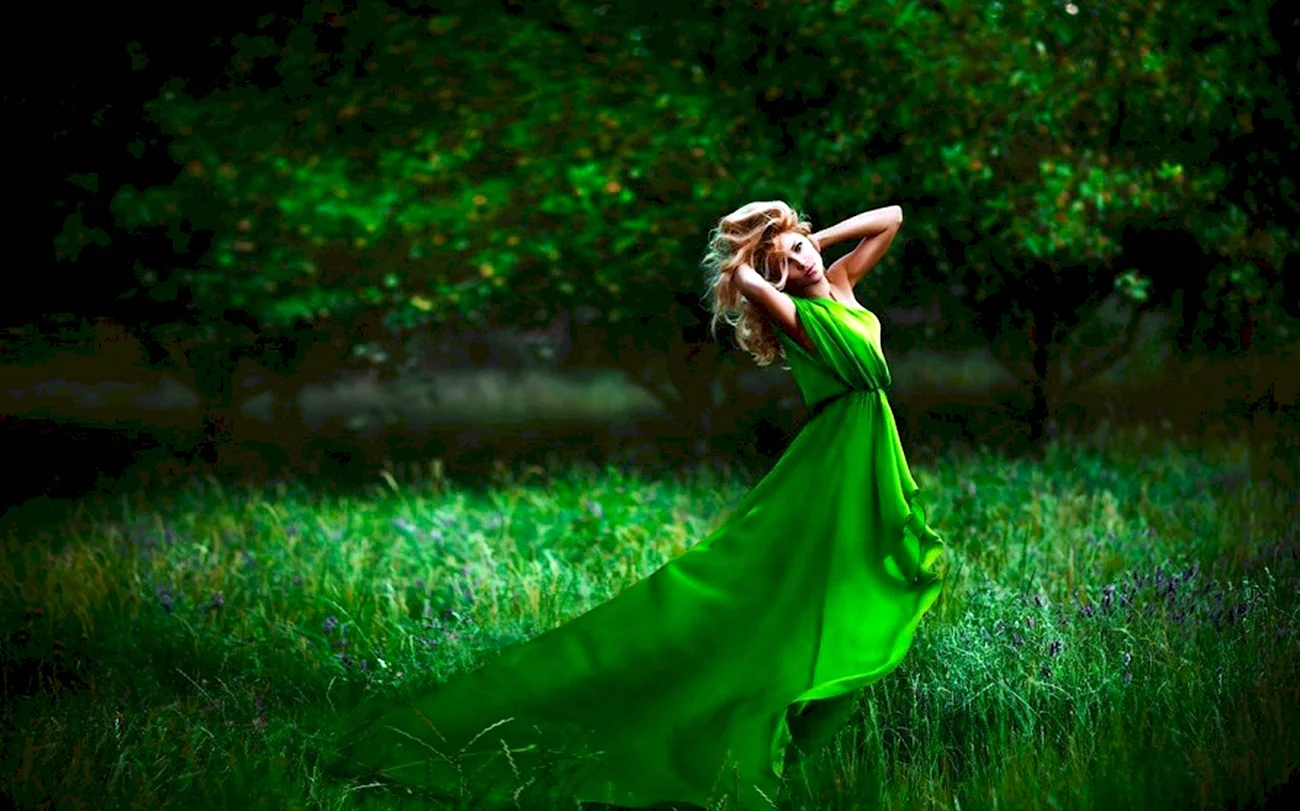 Зеленое платье. Красивая картинка