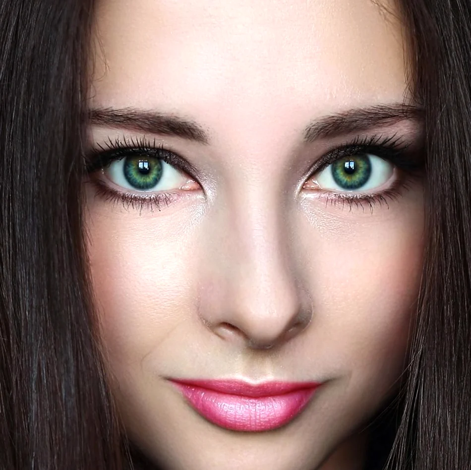 Зелёные глаза. Красивая девушка