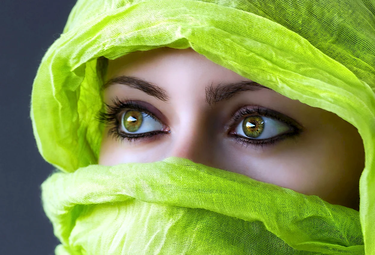 Зелёные глаза. Красивая девушка