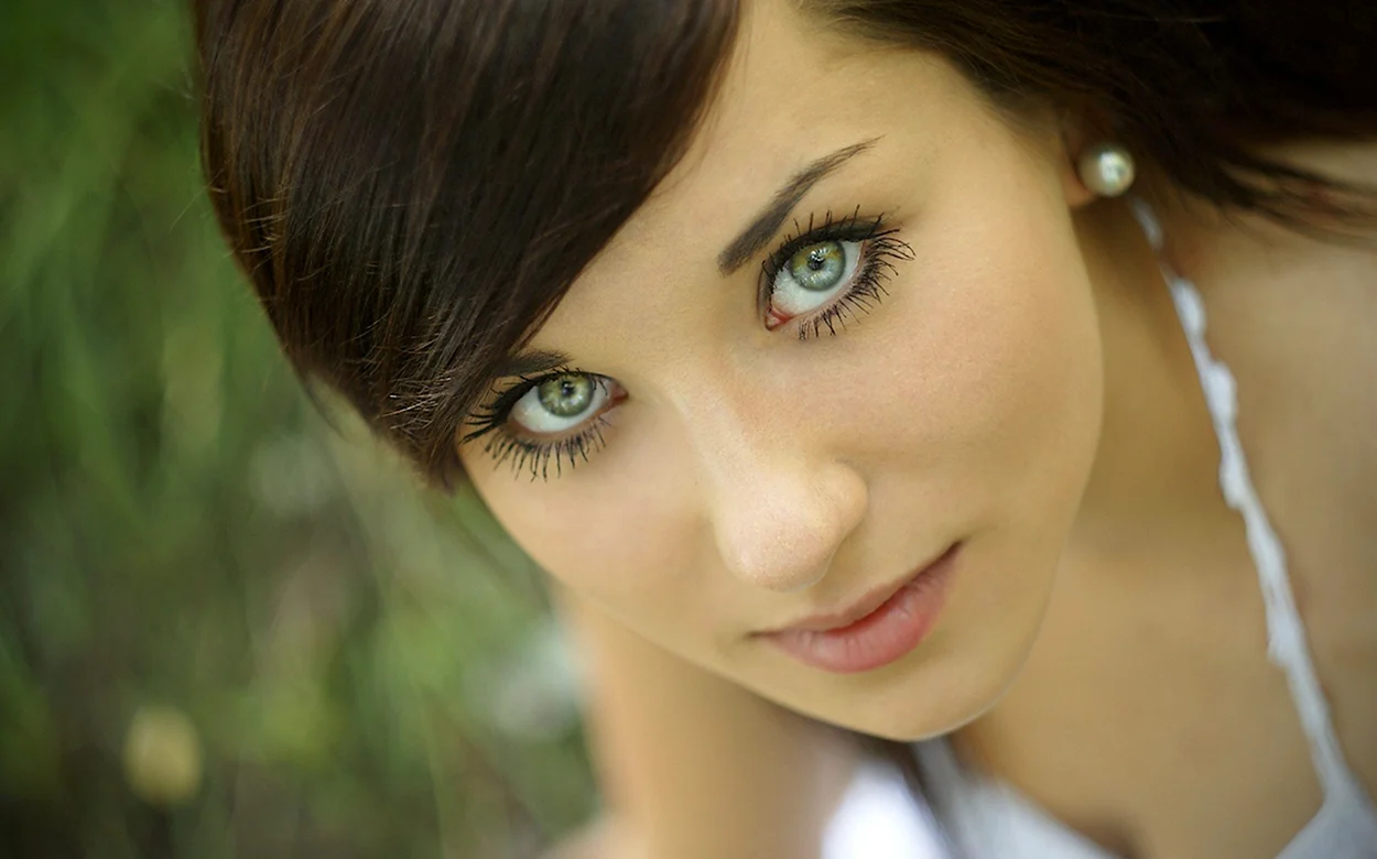 Зелёные глаза у девушек. Красивая девушка