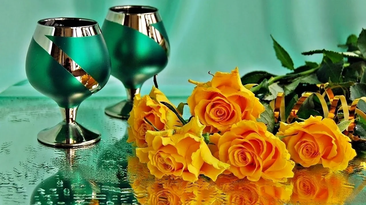 Желтые розы и шампанское. Поздравление с годовщиной свадьбы
