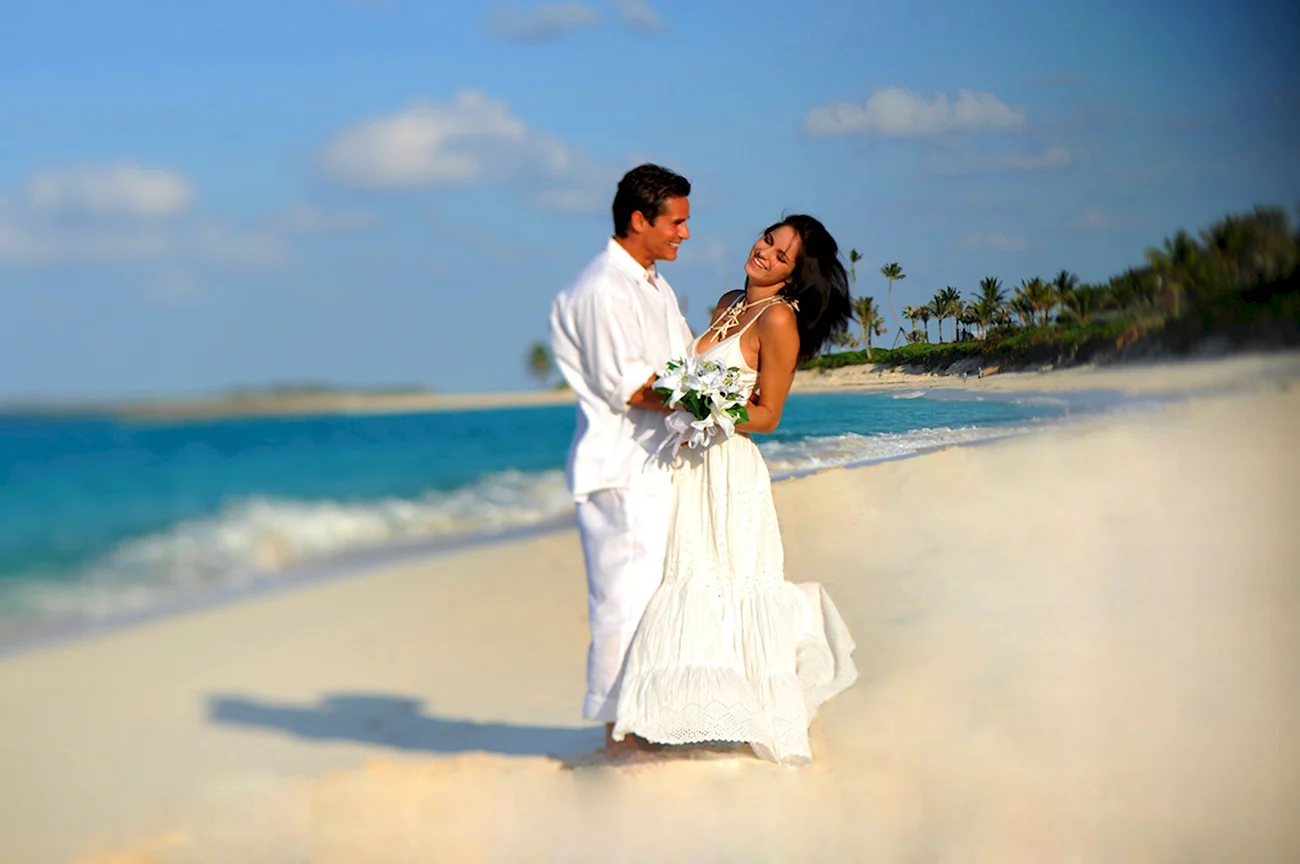 Жених и невеста на берегу моря. Красивая картинка