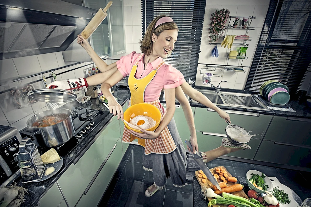 Женщина на кухне. Картинка