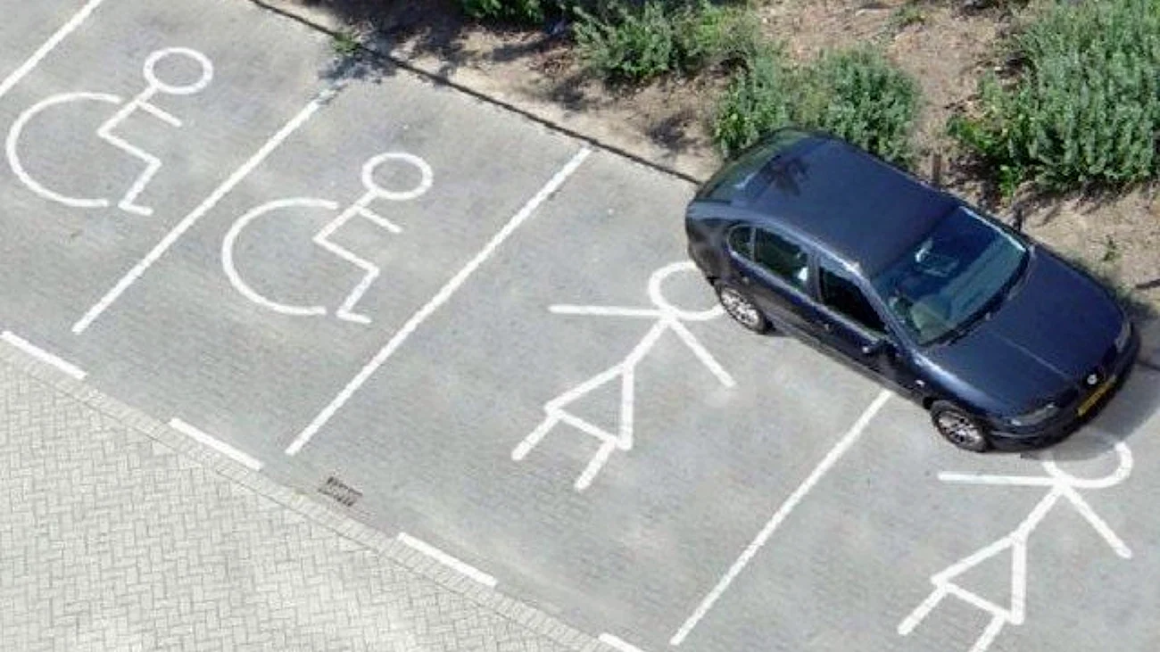 Женщина паркуется. Прикольная картинка