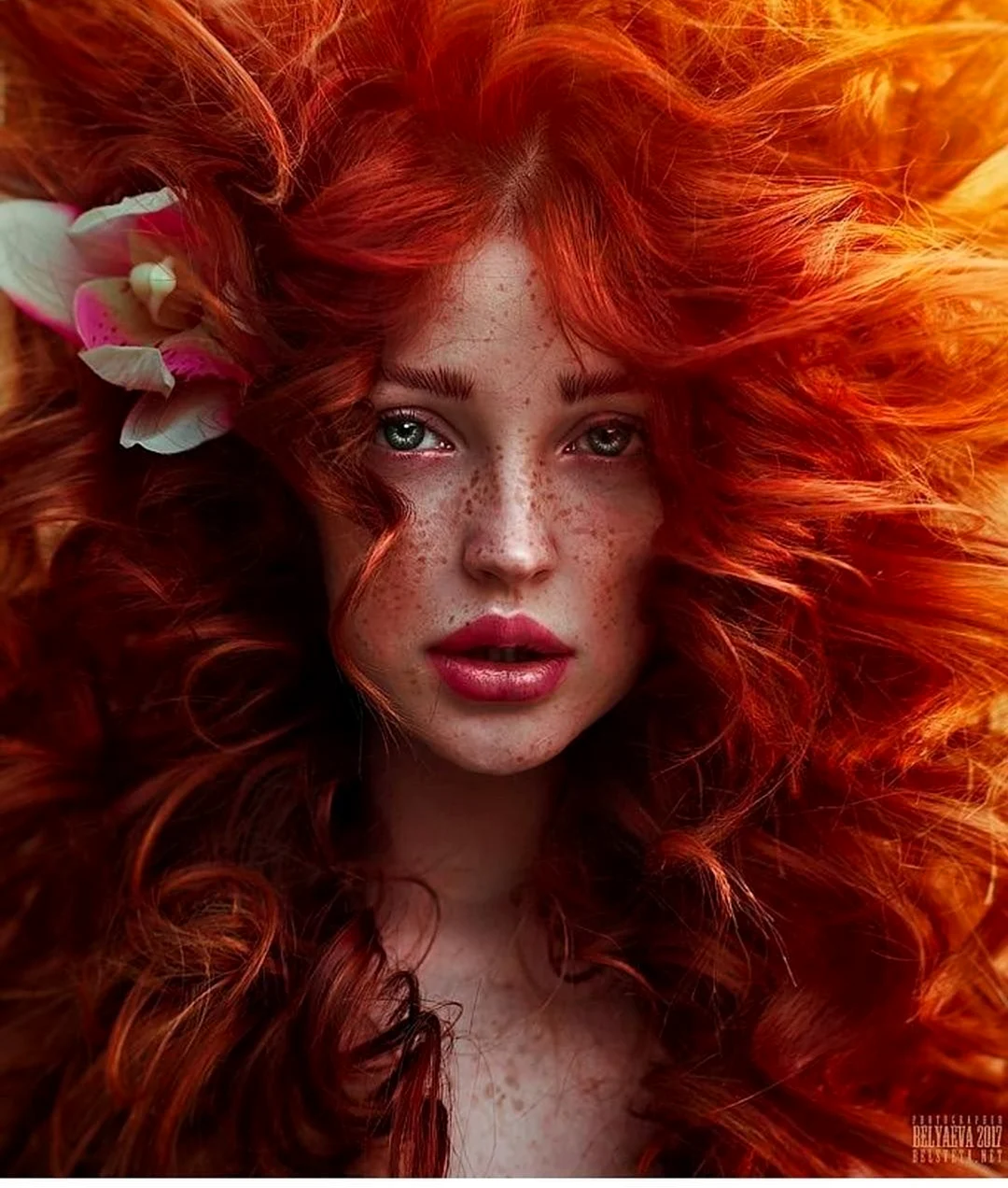 Женщина с рыжими волосами. Красивая девушка