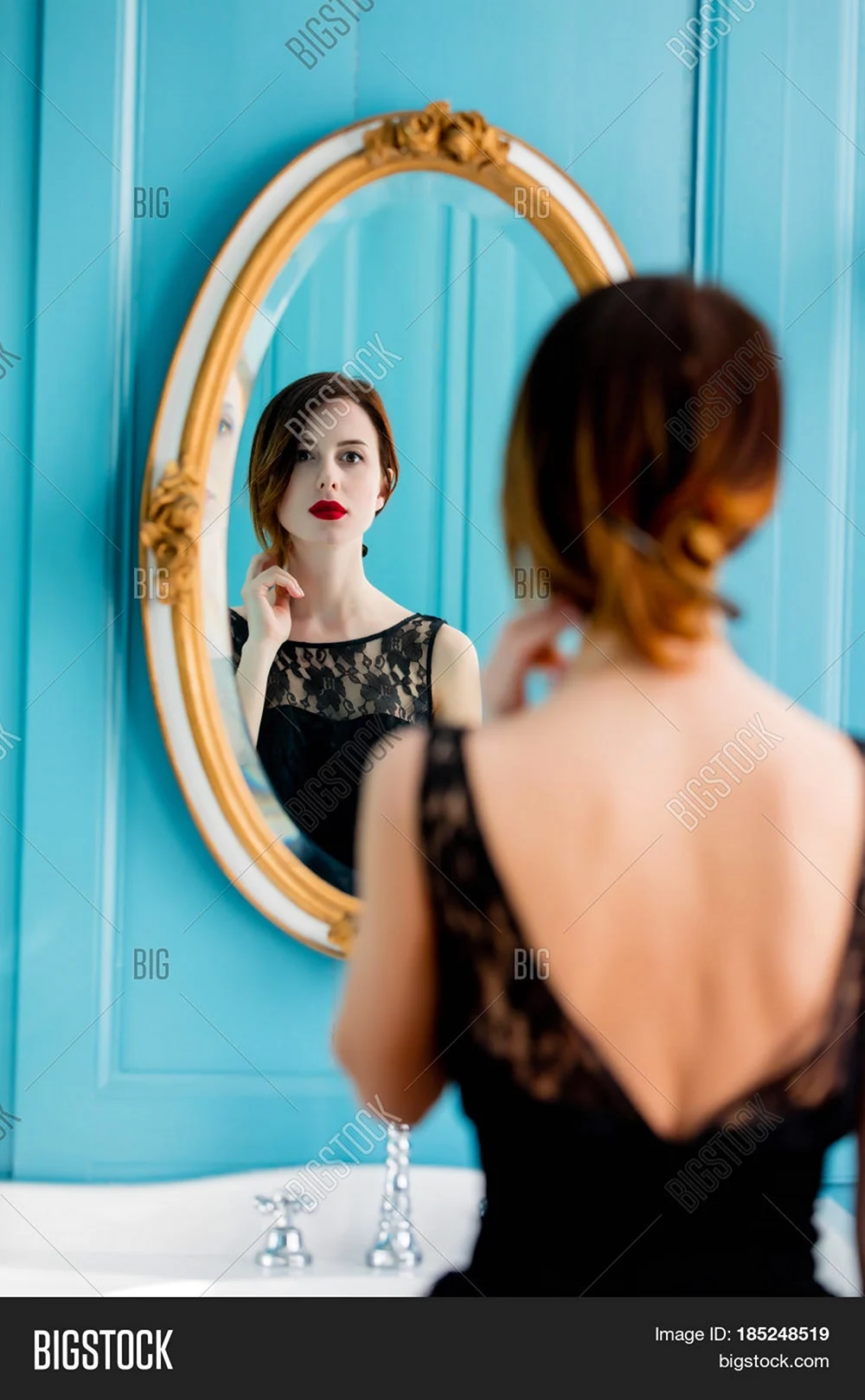 Женщина в зеркале. Красивая девушка