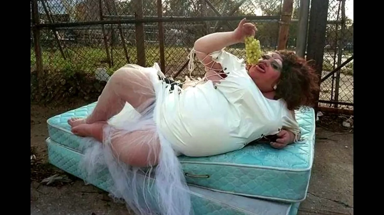Жирная баба в свадебном платье. Прикольная картинка