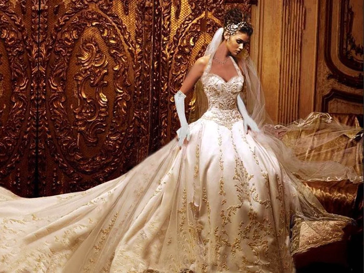 Золотое свадебное платье. Красивая девушка