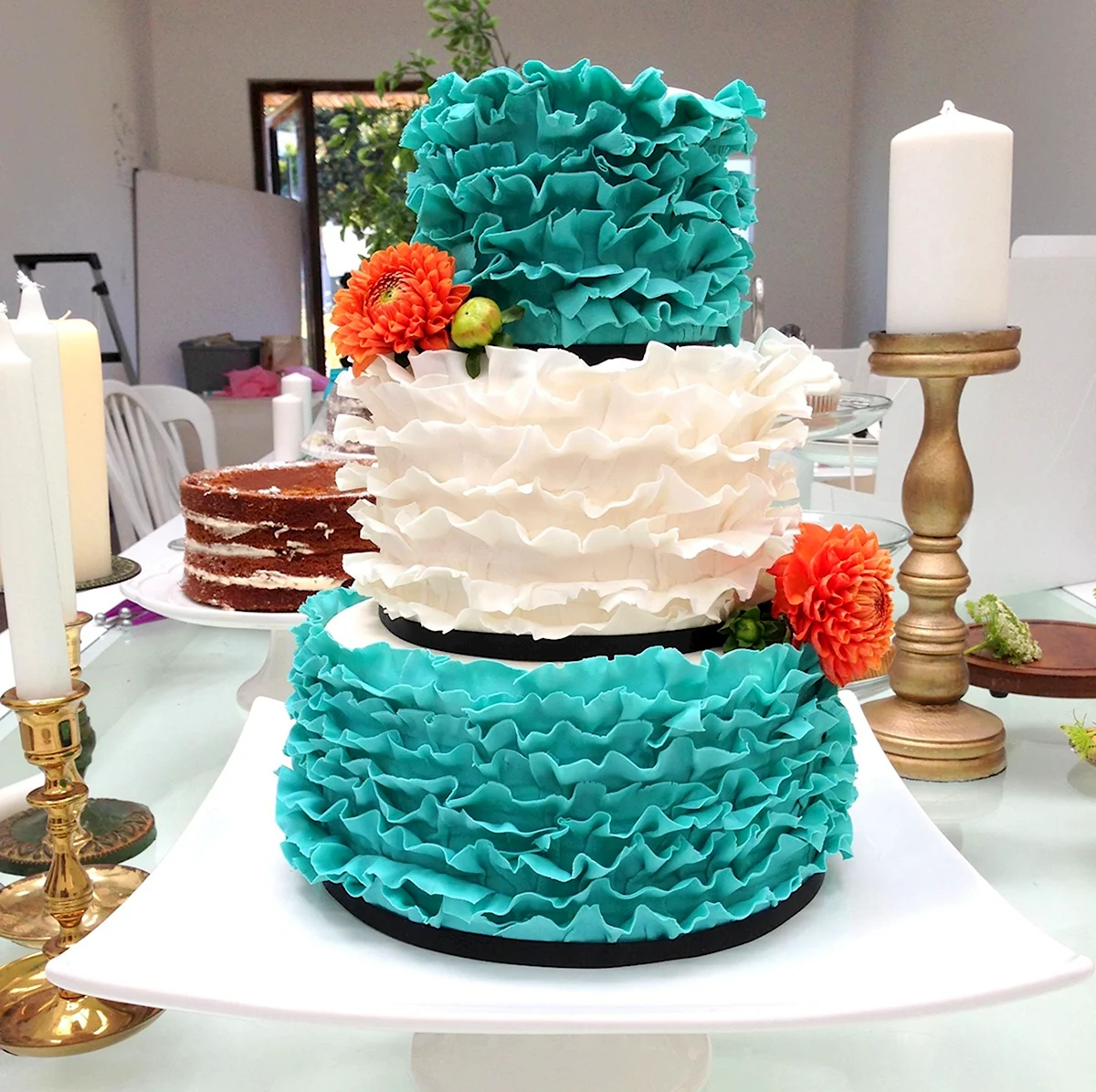 Тренды в тортах. Свадебный торт бирюзовый. Свадебный торт в бирюзовом цвете. Стильный торт. Торт бирюзовый кремовый.