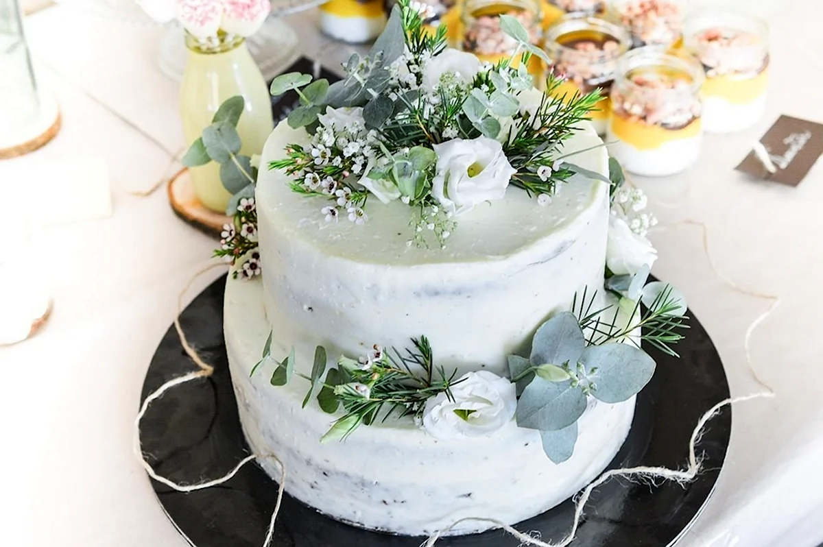 Украсить торт живыми. Торт украшенный гипсофилой свадебный. Торт с живыми цветами. Украшение торта живыми розами. Украшение торта живыми цветами.