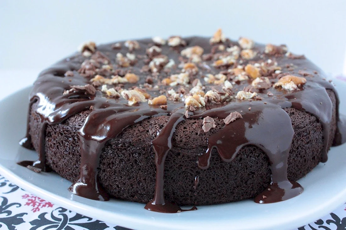 Шоколадное пирожное Брауни. Торт Брауни шоколадный. Шоколадный торт кекс Брауни. Брауни с коржом. Кухне шоколадный пирог
