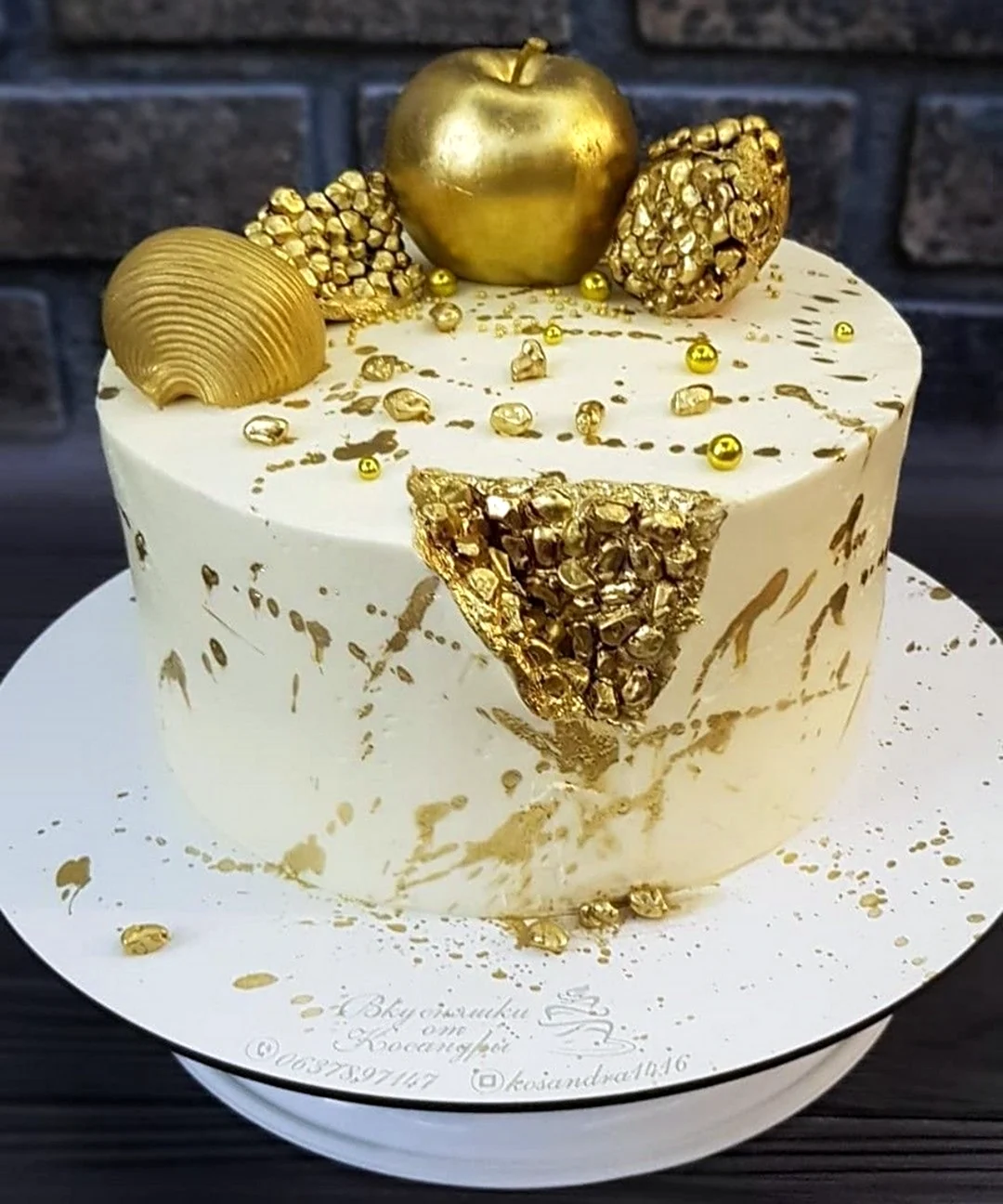 Рецепты торт с золотом. Султанский золотой торт. Золотой кандурин на торте. Белый торт с золотым кандурином. Белый торт с золотыми гандурином.