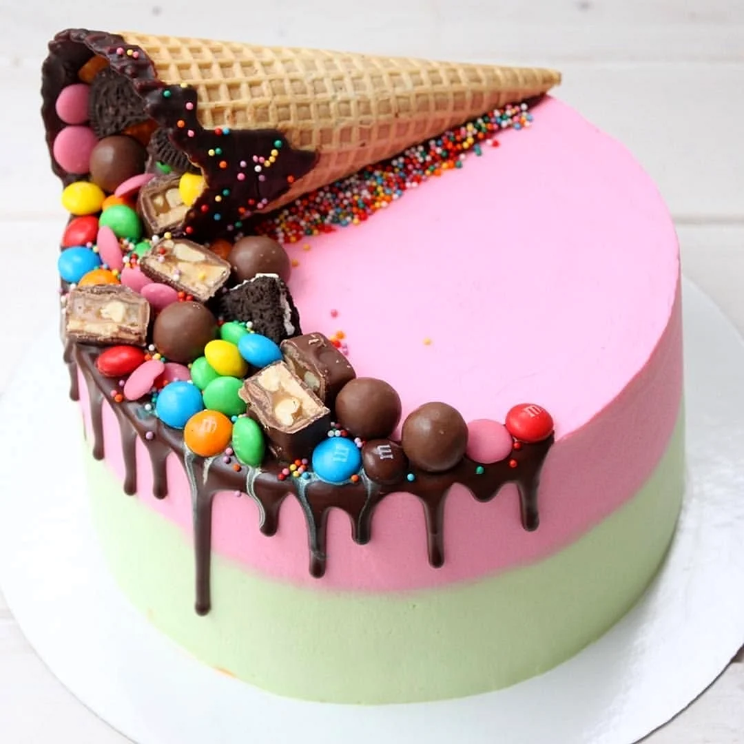 Оформление торта на день рождения девочке. Украшение торта. Украшение торта сладостями. Декор торта сладостями. Декор торта для девочки.