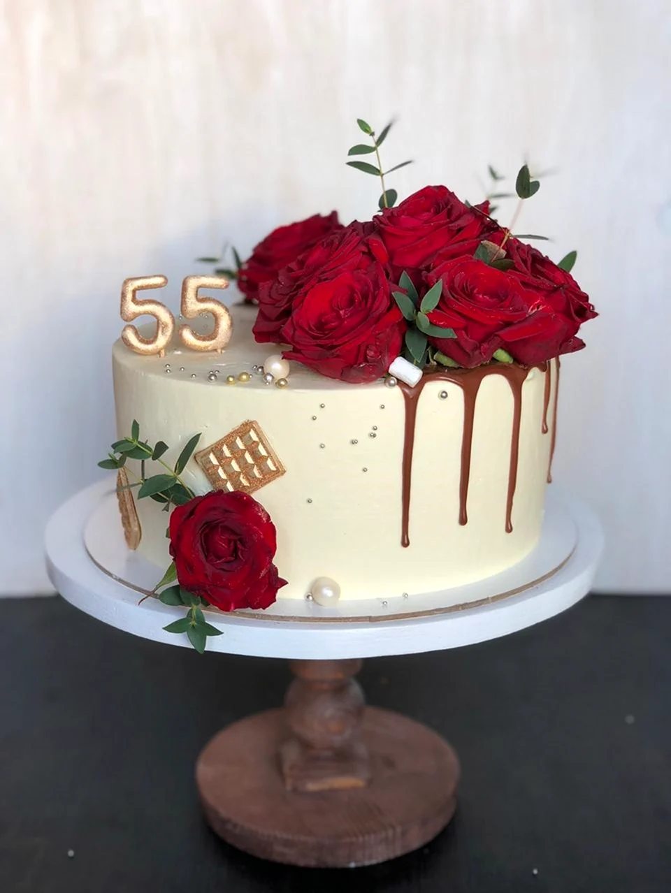 Торт маме на 55. Торт с цветами. Торт на юбилей. Торт с цветами на юбилей. Торт с розами живыми.