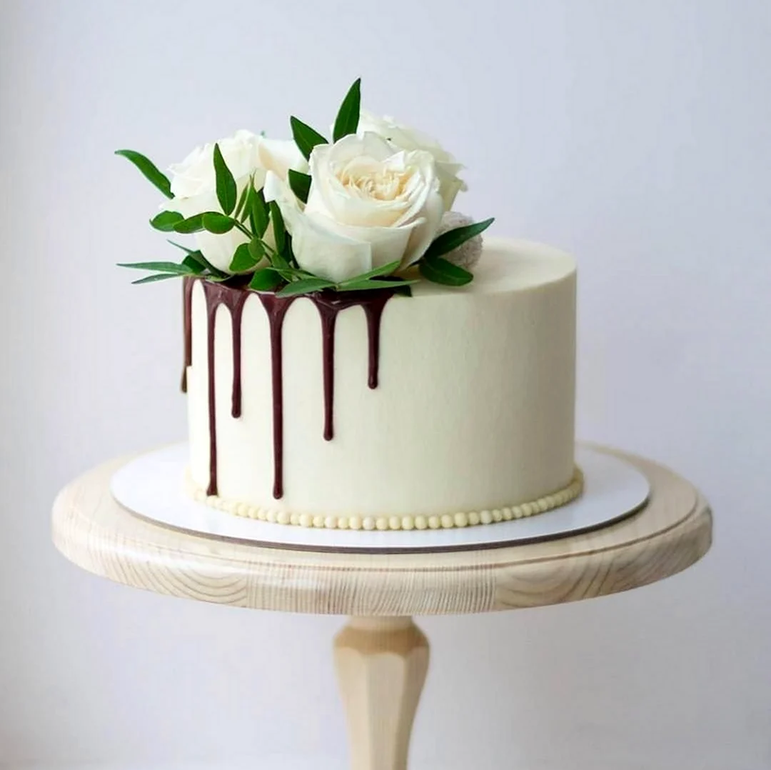 Украсить торт живыми. Украшение торта живыми цветами. Торт с цветами. Украшение свадебного торта. Торт украшенный цветами живыми.